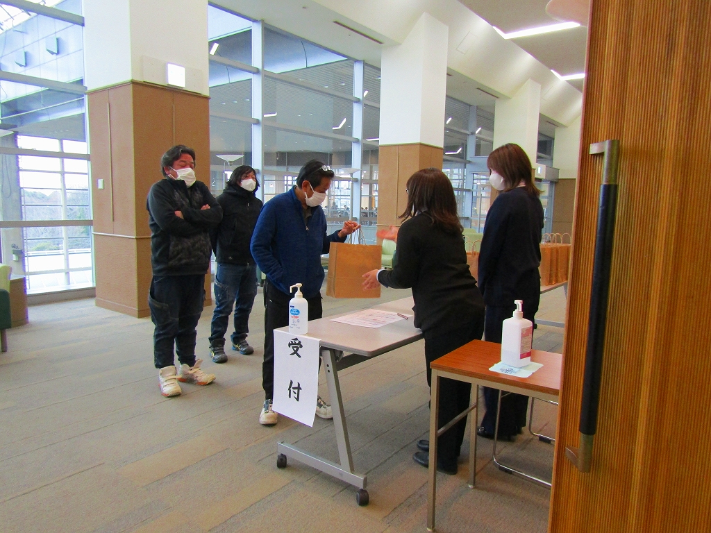 防炎シートとニトリル手袋の配布