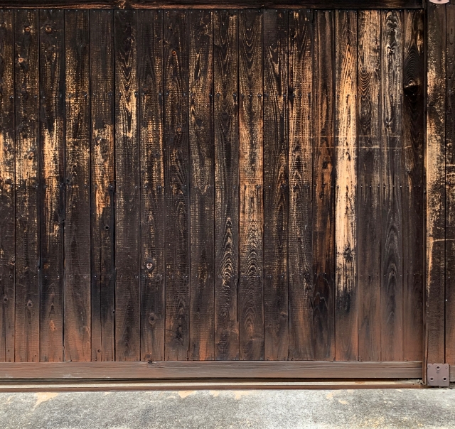 劣化した焼き板