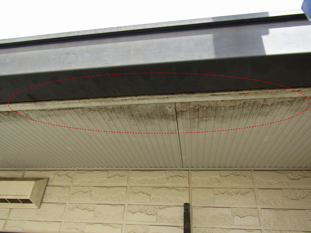 樋の不具合による雨染み